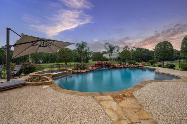 1002 Cowards Creek Court, Friendswood, TX 77546