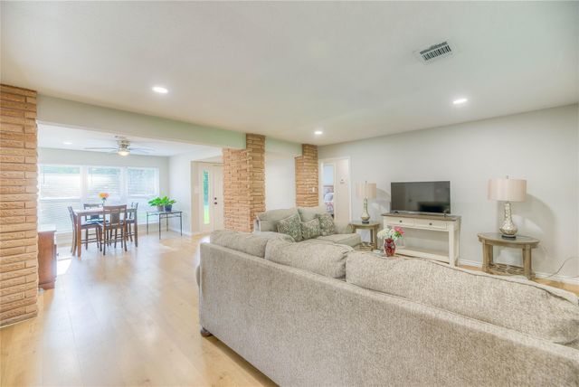 814 N Willis Avenue, Livingston, TX 77351