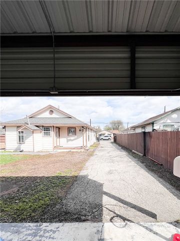 838 Seabreeze St, Alice, TX 78332