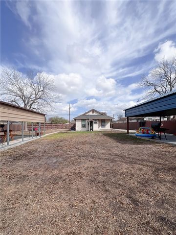 838 Seabreeze St, Alice, TX 78332