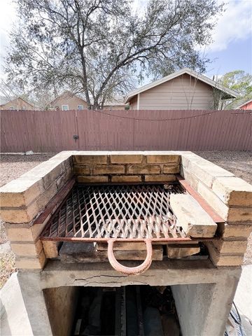 838 Seabreeze St, Alice, TX 78332