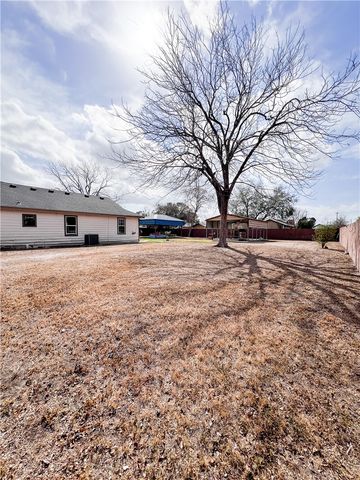 838 Seabreeze St, Alice, TX 78332