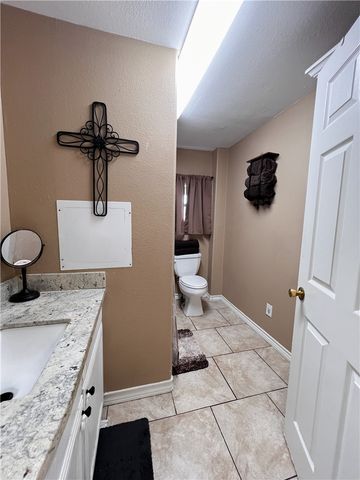 838 Seabreeze St, Alice, TX 78332