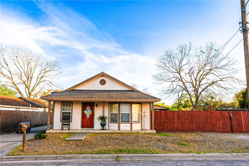 838 Seabreeze St, Alice, TX 78332