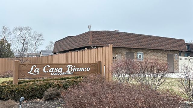 9821 Bianco Terrace 1A, Des Plaines, IL 60016