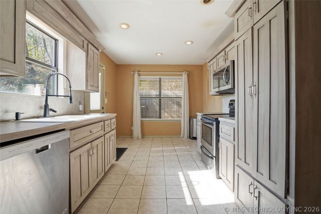 9608 W 71st Street S, Tulsa, OK 74131