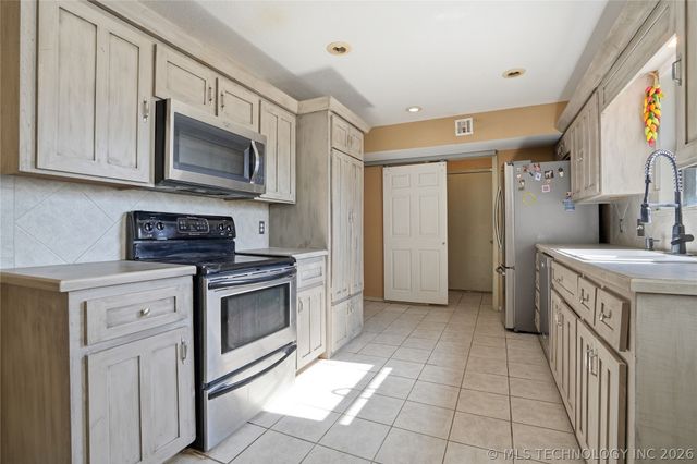 9608 W 71st Street S, Tulsa, OK 74131