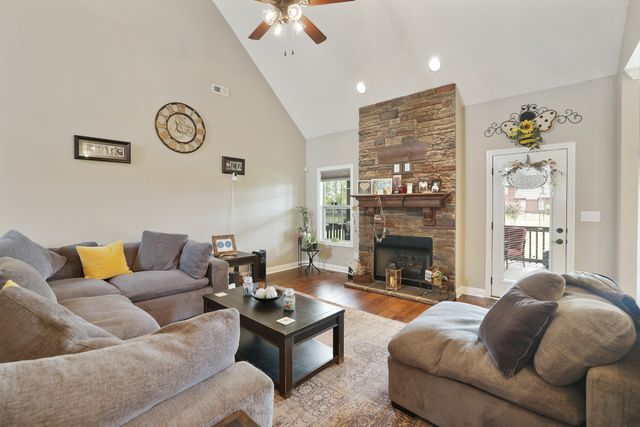 3037 Eliza Dr, Clarksville, TN 37043