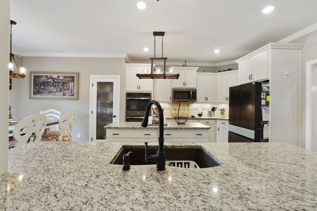 3037 Eliza Dr, Clarksville, TN 37043