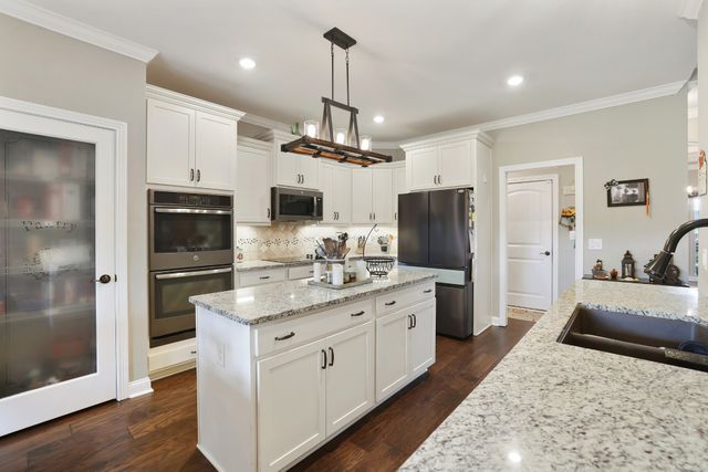 3037 Eliza Dr, Clarksville, TN 37043