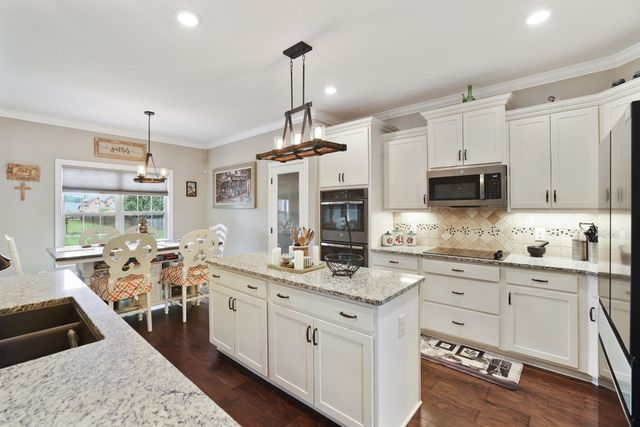 3037 Eliza Dr, Clarksville, TN 37043