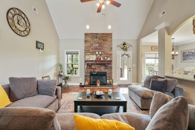 3037 Eliza Dr, Clarksville, TN 37043