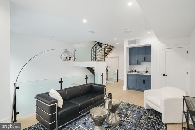 2324 SANSOM ST, Philadelphia, PA 19103