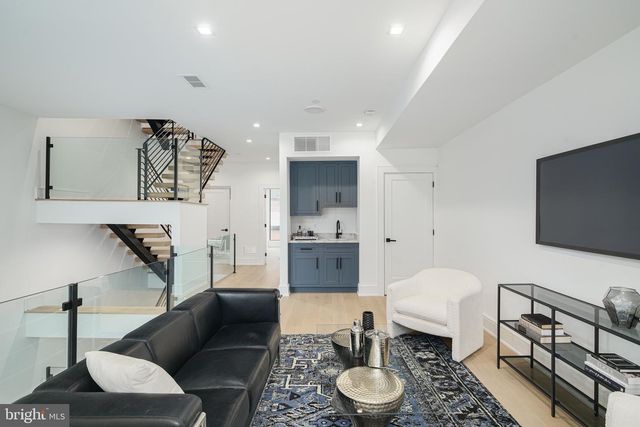 2324 SANSOM ST, Philadelphia, PA 19103