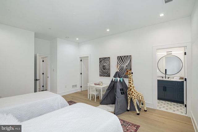 2324 SANSOM ST, Philadelphia, PA 19103