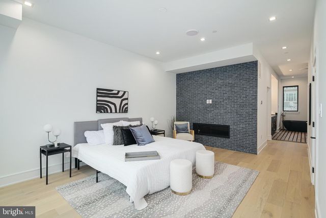 2324 SANSOM ST, Philadelphia, PA 19103