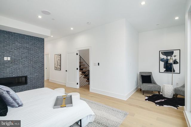 2324 SANSOM ST, Philadelphia, PA 19103