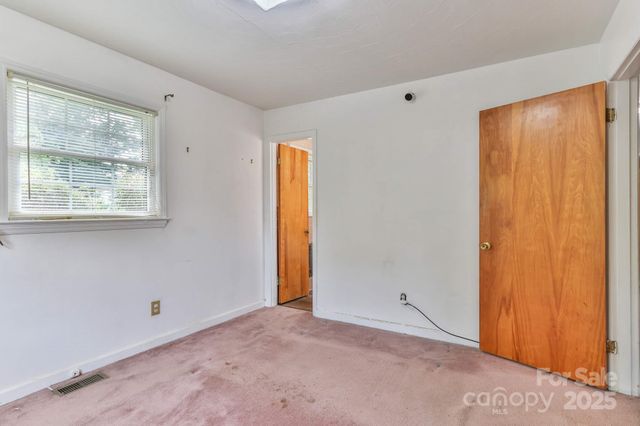 554 Wildlife Access Road, Hickory, NC 28601