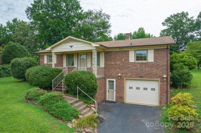 554 Wildlife Access Road, Hickory, NC 28601