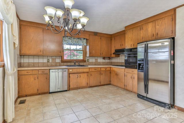 554 Wildlife Access Road, Hickory, NC 28601