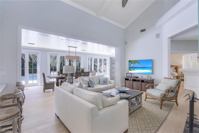 154 4th AVE N, Naples, FL 34102