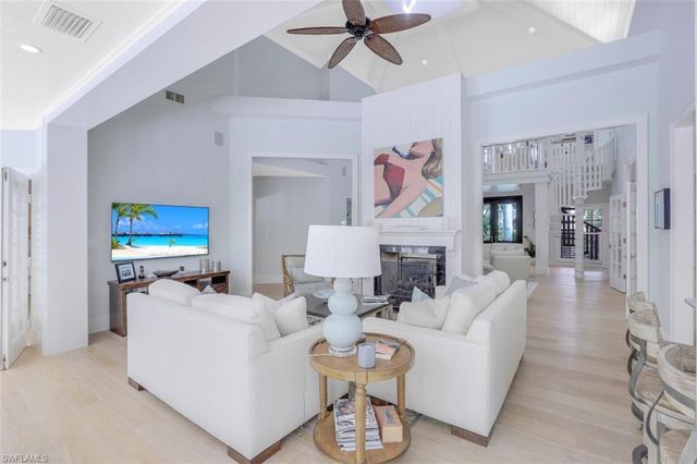 154 4th AVE N, Naples, FL 34102