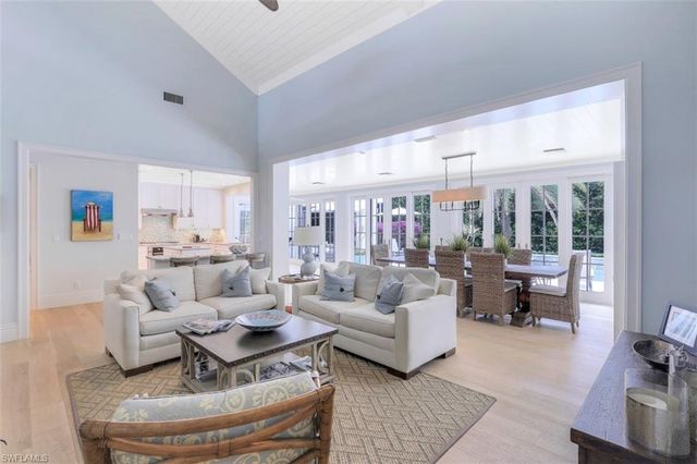 154 4th AVE N, Naples, FL 34102