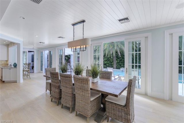 154 4th AVE N, Naples, FL 34102