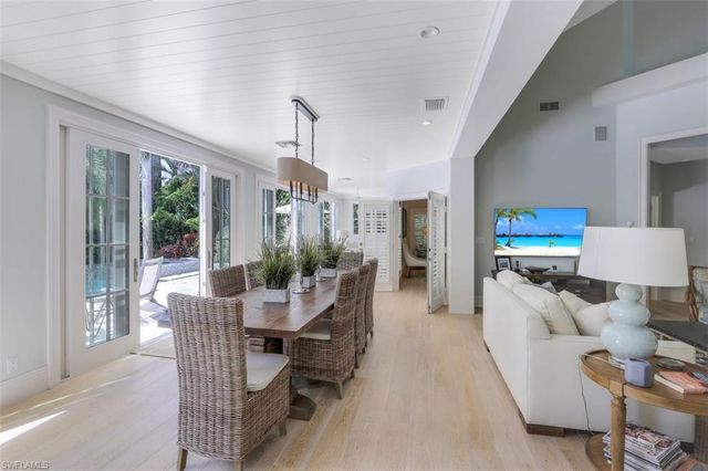 154 4th AVE N, Naples, FL 34102