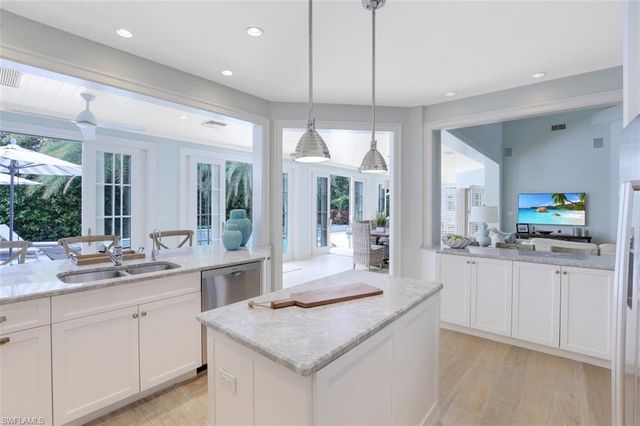 154 4th AVE N, Naples, FL 34102