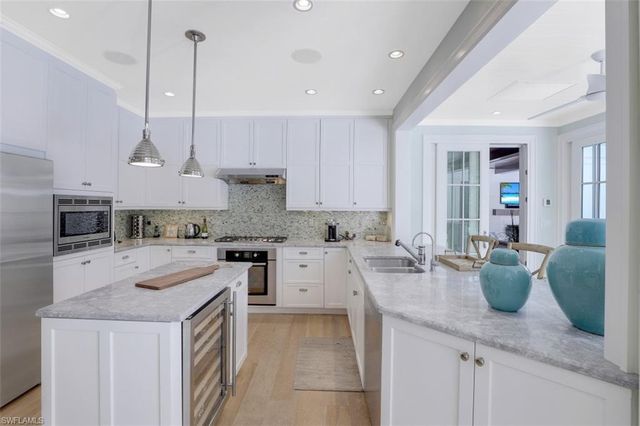 154 4th AVE N, Naples, FL 34102