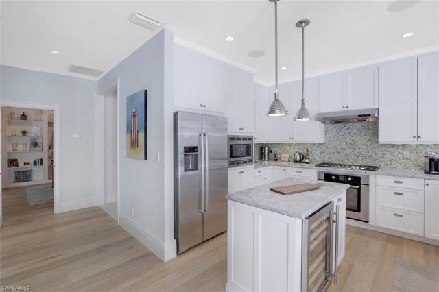 154 4th AVE N, Naples, FL 34102