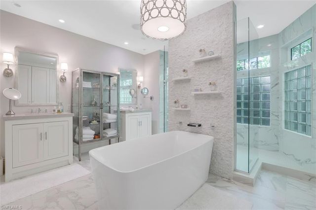 154 4th AVE N, Naples, FL 34102