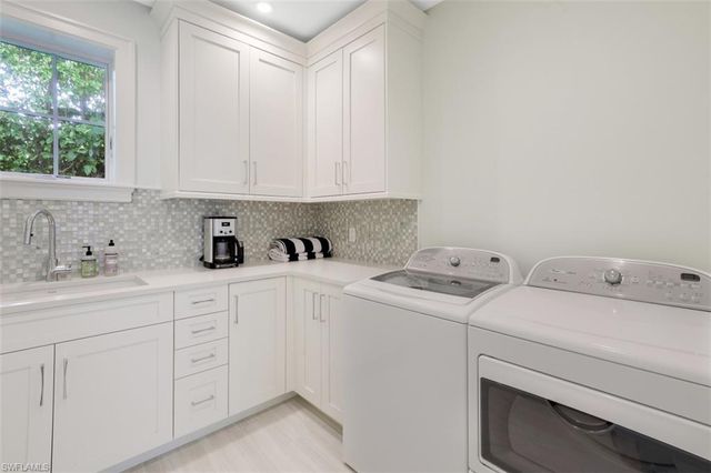 154 4th AVE N, Naples, FL 34102