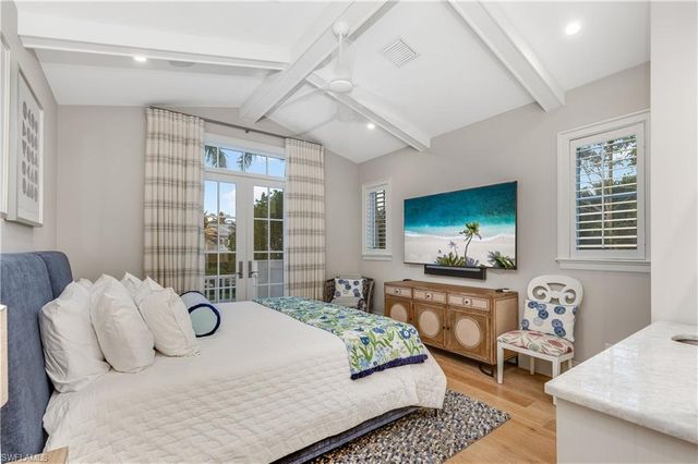 154 4th AVE N, Naples, FL 34102