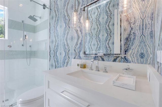 154 4th AVE N, Naples, FL 34102