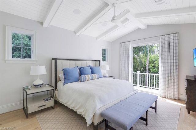 154 4th AVE N, Naples, FL 34102