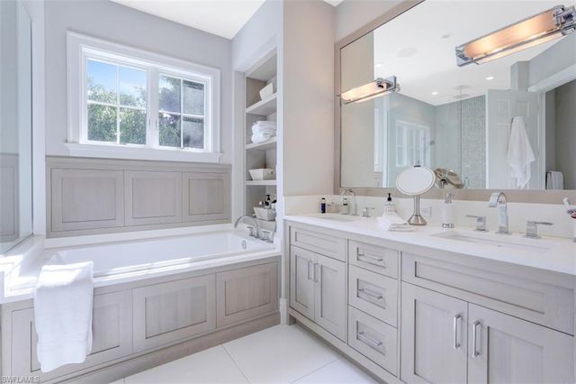 154 4th AVE N, Naples, FL 34102