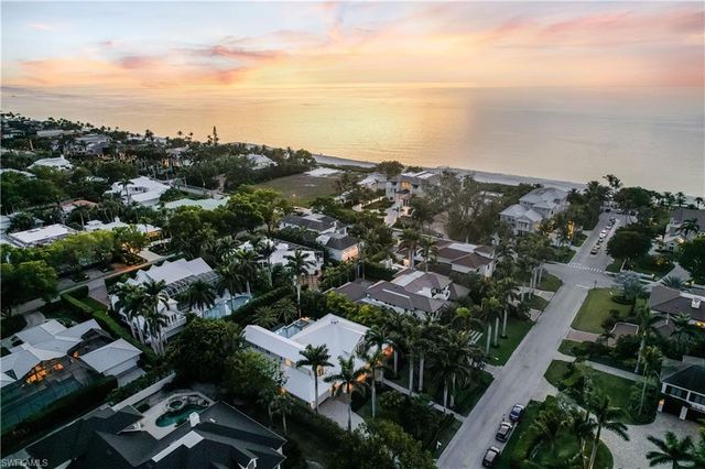 154 4th AVE N, Naples, FL 34102