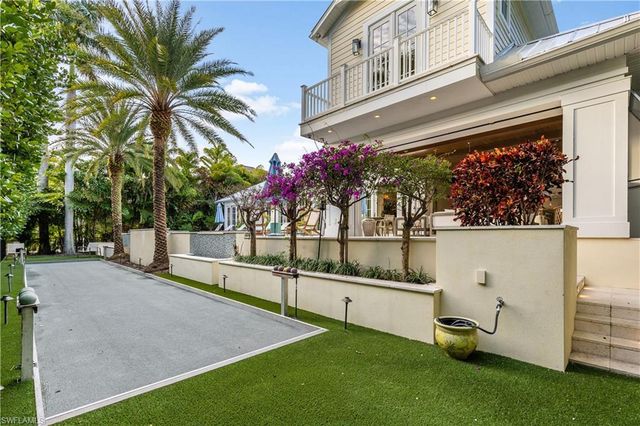 154 4th AVE N, Naples, FL 34102