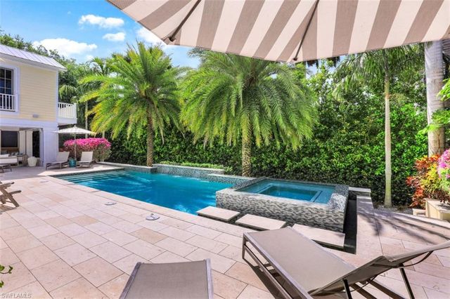 154 4th AVE N, Naples, FL 34102
