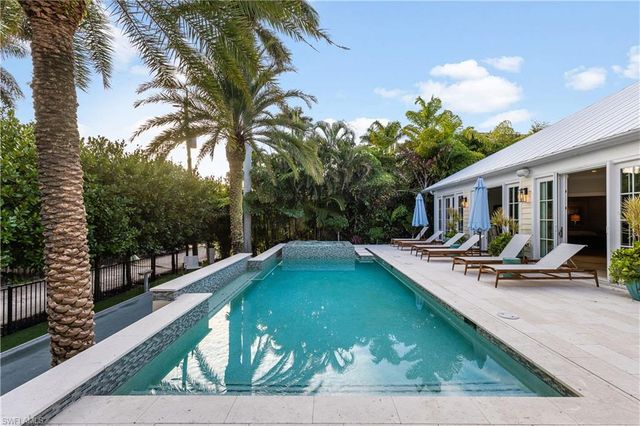 154 4th AVE N, Naples, FL 34102