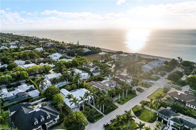 154 4th AVE N, Naples, FL 34102