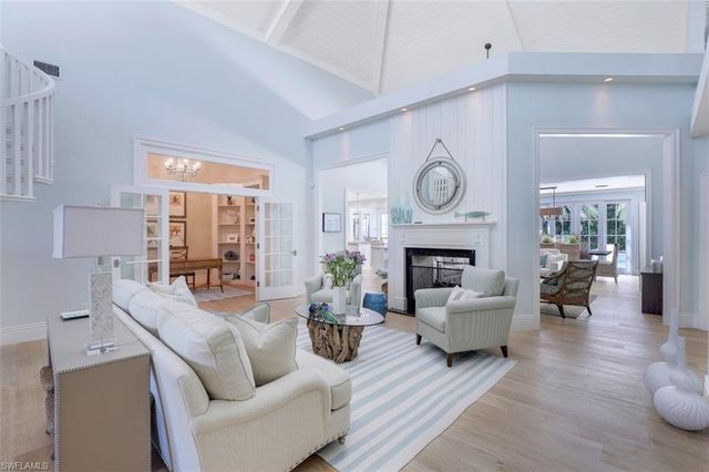 154 4th AVE N, Naples, FL 34102