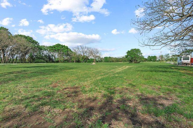 1604 County Rd 4040, Savoy, TX 75479