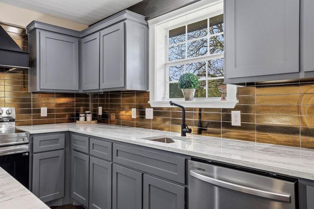 1604 County Rd 4040, Savoy, TX 75479