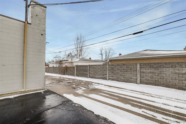 18400 E 9 Mile Road, Eastpointe, MI 48021