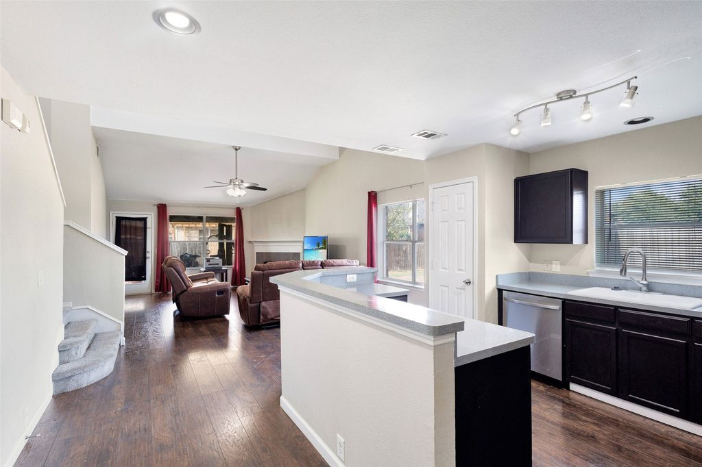 951 Zachary Drive, Arlington, TX 76002 — photo 4