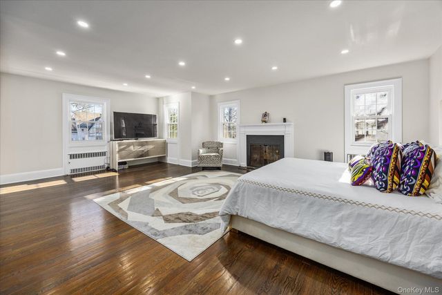 30 Wildwood Drive, Great Neck, NY 11024