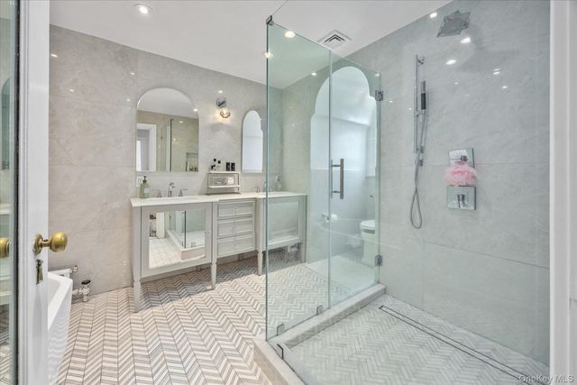 30 Wildwood Drive, Great Neck, NY 11024